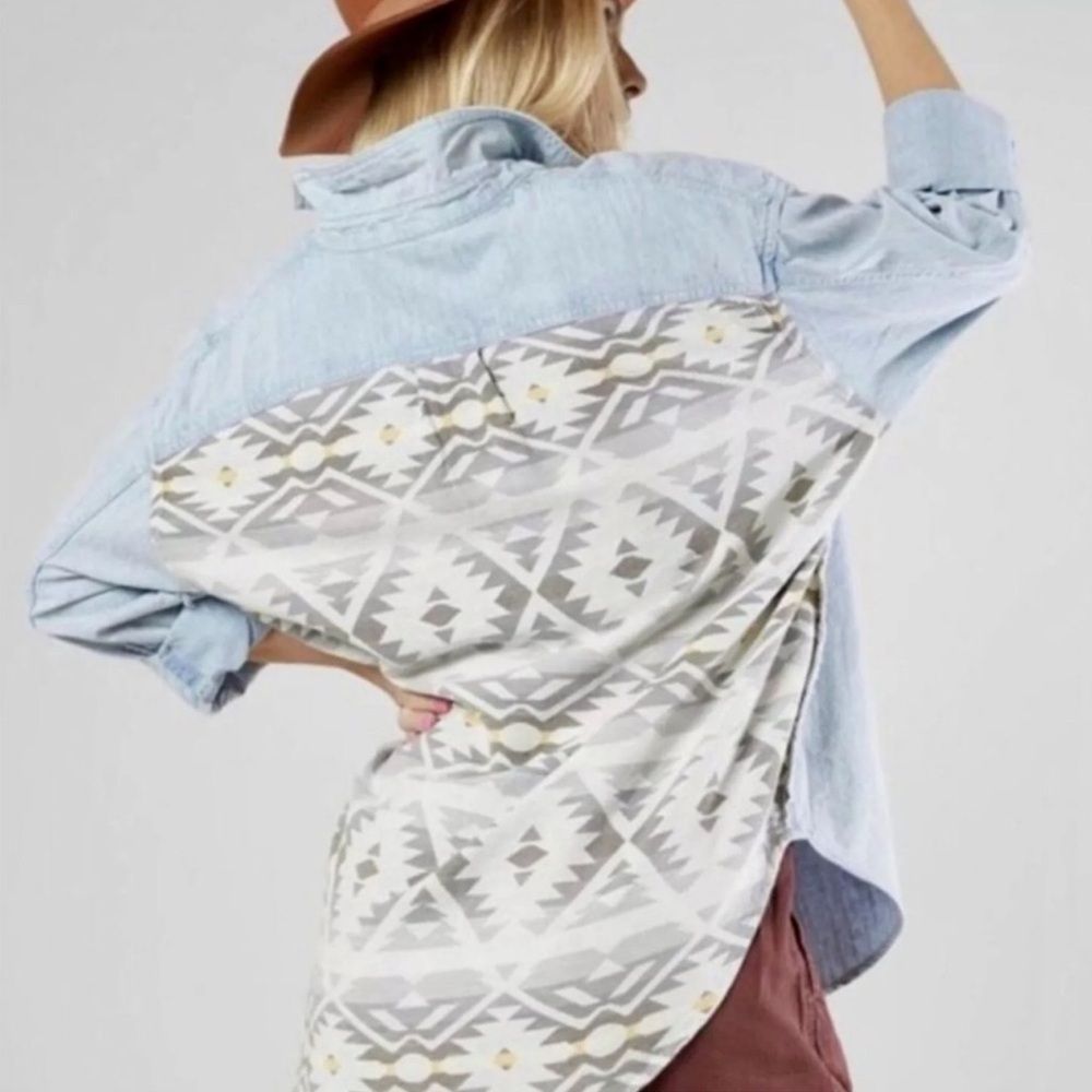 WE THE FREE , FREE PEOPLE DENIM BUTTON FRONT, AZTEC BACK  oversized SIZE M